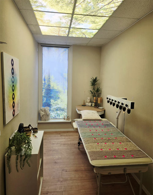 Person entspannt auf einer Vitori Kristallmatte