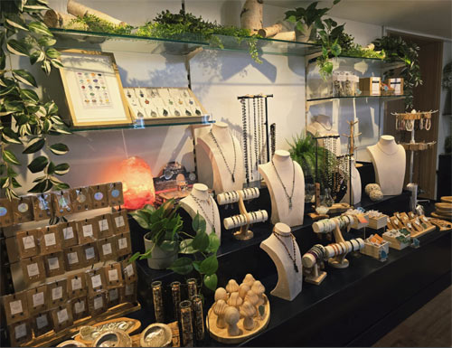 Einladender Verkaufsraum mit Heilsteinen und Schmuck