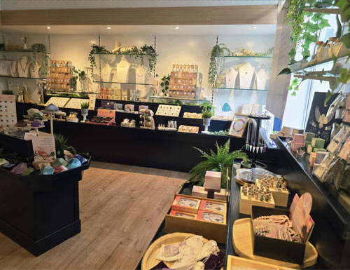 Einladender Verkaufsraum mit Heilsteinen und Schmuck